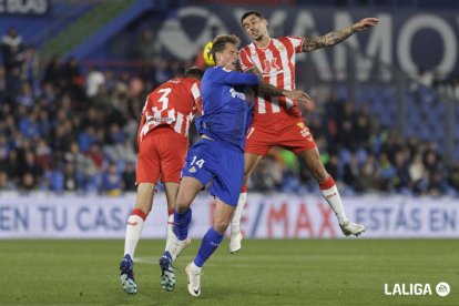 Una de las jugadas del Getafe-Almería.