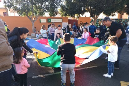 Niños y niñas jugando en la mañana de los domingos del Barrio Amable.