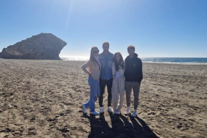 Levy y su familia, en la playa de Mónsul.