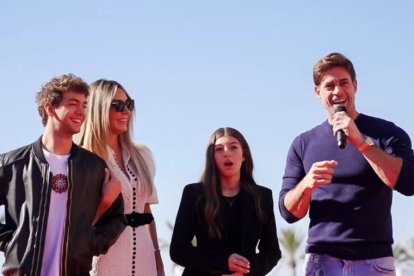 El actor, junto con su familia, durante su reconocimiento en el Maestro Padilla.