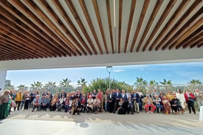 Foto de familia de las administraciones y vegueros en el acto de recogida de llaves