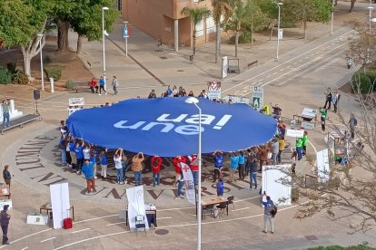 Instante en el que se levantó la lona este martes en el campus de la UAL por el Giving Tuesday.