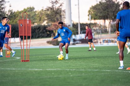 Ramazani volvió a ejercitarse con normalidad y será titular contra el Betis.