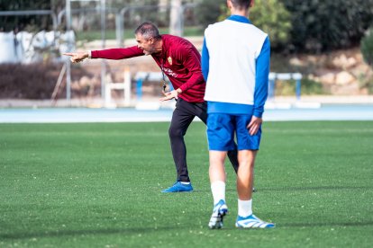 Garitano dando órdenes al equipo en el entrenamiento.