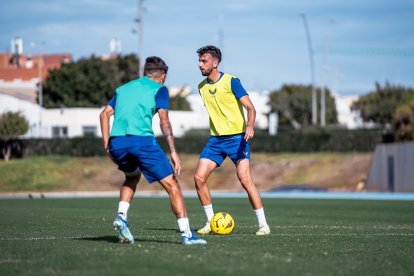 Duelo de laterales entre Álex Centelles y Alejandro Pozo.