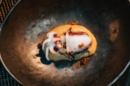 Chopito fogueao con sopa de pota blanca.