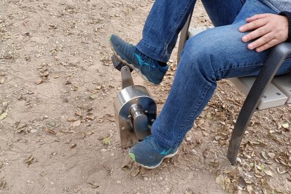 Estos pedales están demasiado cerca del banco, según se queja una vecina, aunque al parecer cumple unas medidas reglamentarias de distancia.