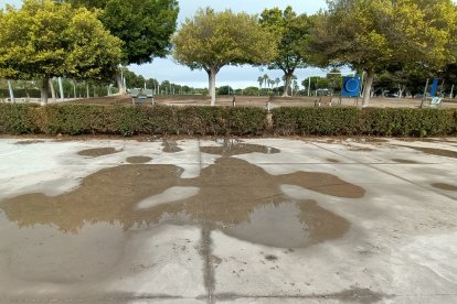 El agua que baja desde el campo de rugby acaba acumulándose en la pista de patinaje.