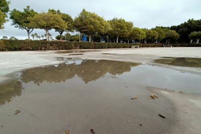 El agua que baja desde el campo de rugby acaba acumulándose en la pista de patinaje.
