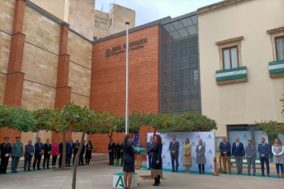 Momento en el que se inicia el izado de bandera