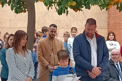 Antonio Baena leyendo su cuento ganador de la categoría de menores de 9 años