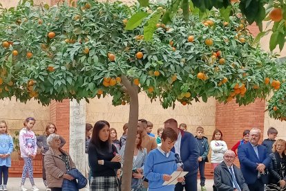 José Ortiz leyendo su cuento ganador de la categoría entre 9 y 11 años
