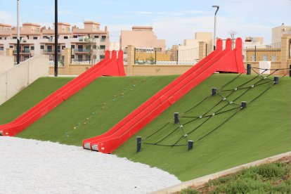 Zona de toboganes y escalada del \'Gran Parque de las Familias\' de El Ejido.