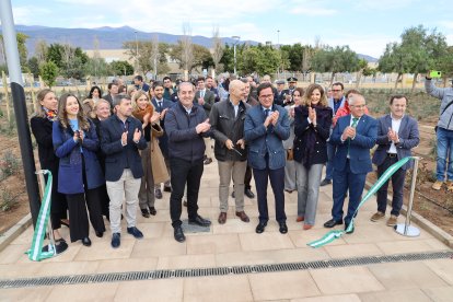 Corte de cinta durante la inauguración del \'Gran Parque de las Familias\' de El Ejido.