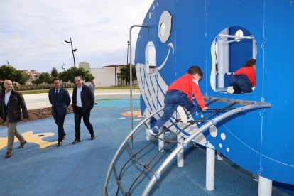 Juegos infantiles en el \'Gran Parque de las Familias\' de El Ejido.