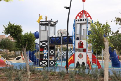 Juegos infantiles en el \'Gran Parque de las Familias\' de El Ejido.
