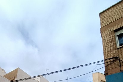 Cables descolgados en calle Cruz de Robles y pintadas en un muro.