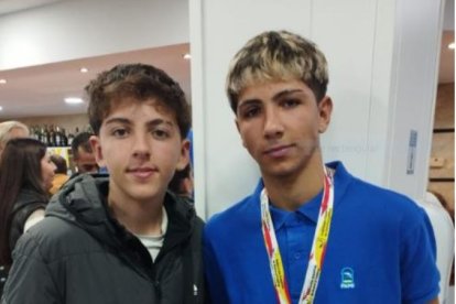 Luciendo la medalla de oro.