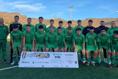 El cadete A del Oriente posa antes de un partido.