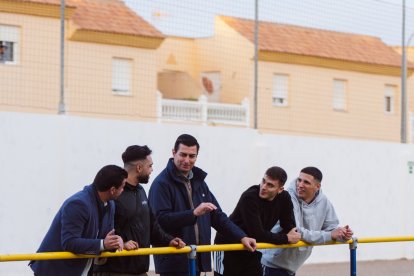 El alcalde José Francisco Garrido, en el centro de la imagen, apoya la Níjar Cup.