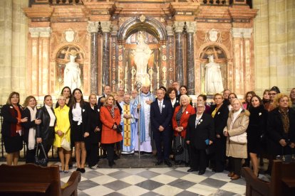 El obispo rodeado de las Mantillas tras la bendición del broche.