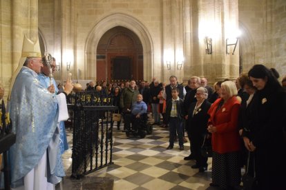 El obispo, bendiciendo los broches que serán insignia de la Asociación de Homenaje a la Mantilla Almeriense.