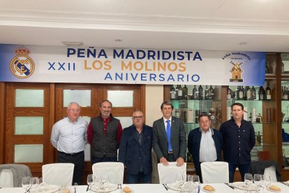 Foto de familia de la Peña Madridista Los Molinos en el 22 Aniversario.