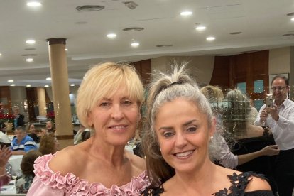Mónica Ruiz (derecha) en la cena de la Peña Madridista de Los Molinos. 