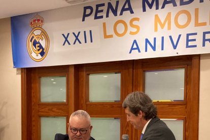 Pepe Salguero entrega a Juan Arriola una camiseta del Real Madrid. 