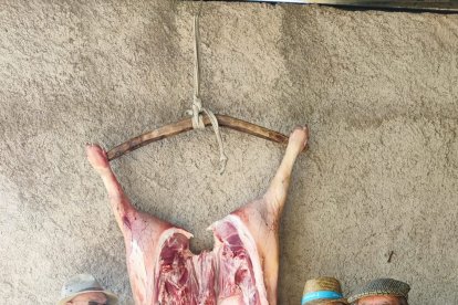 El presidente, Paco Ramón, y vegueros con el cerdo.