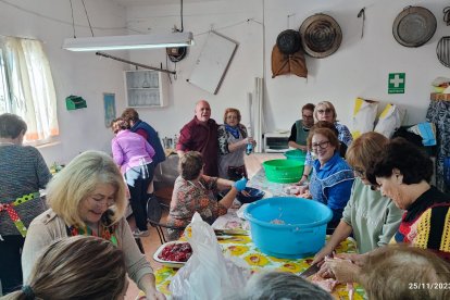 Las mujeres fueron las encargadas de hacer las morcillas.