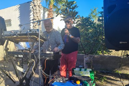 El Niño de las Cuevas cantando en el escenario.