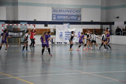 Atacando para anotar un nuevo gol.