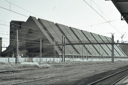 La pasarela y el antiguo Toblerone.