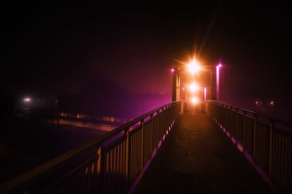La niebla y la iluminación de la pasarela crearon en la madrugad del domingo al lunes una estampa única en su última noche abierta a los ciudadanos.