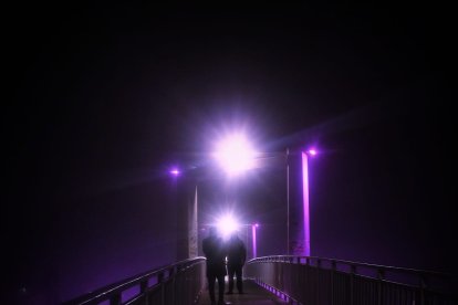 Numerosas personas pasaron para hacerse fotos en esta pasarela durante la noche del domingo al lunes.