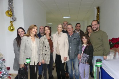 La familia de Enrique Miras acompaña a la alcaldesa, María del Mar Alfonso, en la inauguración del nacimiento.
