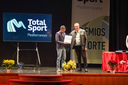 El alcalde de Benizalón con su deportista.