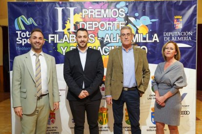 El Ayuntamiento de Turrillas y su ganador.