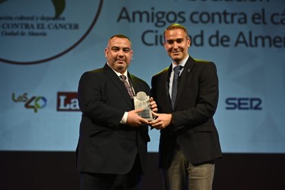 Premio Deporte para la Asociación Cultural y Deportivas Amigos contra el Cáncer. Recoge Antonio Jesús Díaz. Entrega Amós García, delegado de Empleo de la Junta.