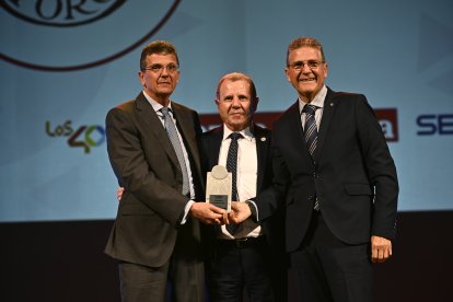 Premio Economía para El Quinto Toro. Recogen Manuel y Curro Leal. Entrega Jerónimo Parra, presidente de la Cámara de Comercio de Almería.