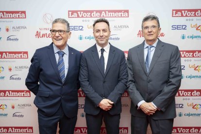 Ricardo Céspedes, gerente de La Voz de Almería, con los premiados en Economía, Manuel y Francisco Leal Guirado, de El Quinto Toro.