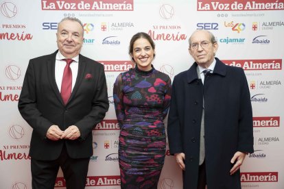 Pedro Manuel de la Cruz, Laura Martínez y el dermatólogo Ramón Fernández Miranda.