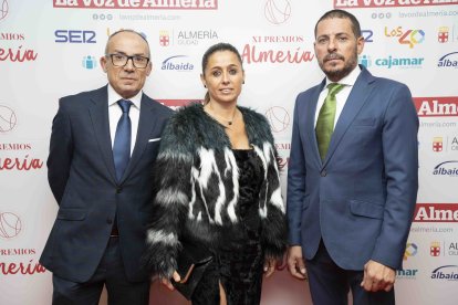 Jesús Sánchez García, María José Alcaide y David Alcaide, de Artesanía El Rocío.