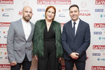 Noelia Rodríguez y Fernando Bernabé, junto a Ricardo Céspedes, gerente de La Voz de Almería.