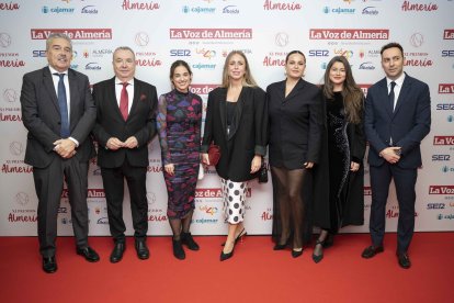 Loreto, María y Miriam, de MAC, que fue premio Innovación, junto al staff directivo de La Voz de Almería.