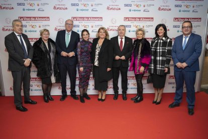 Staff de La Voz de Almería y el vicepresidente de Diputación, Eugenio Gonzálvez, junto a una representación del Ayuntamiento de Gádor, encabezada por su alcaldesa Lourdes Ramos.