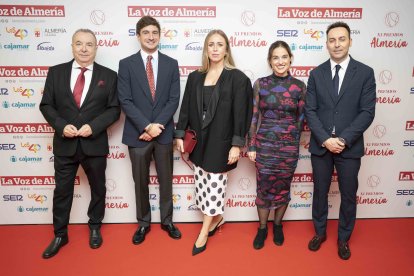 Javier Carmona y Loreto Martínez con la directiva de La Voz de Almería.