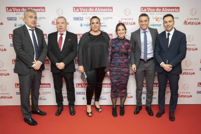 Diego López y Leticia Cantón, de Clece, con directivos de La Voz de Almería.