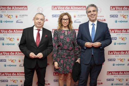 Miguel Ángel Ruiz y Mercedes López, de la Asociación Española de Consumidores.